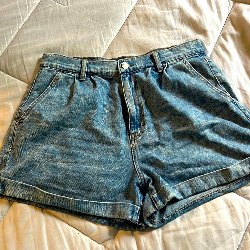 American Eagle Size 8 front pleat mom short